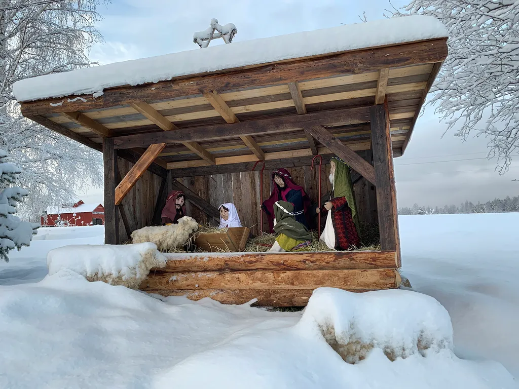 kauklaisten-valaistu-seimiasetelma-kertoo-joulun-sanomaa-hieno